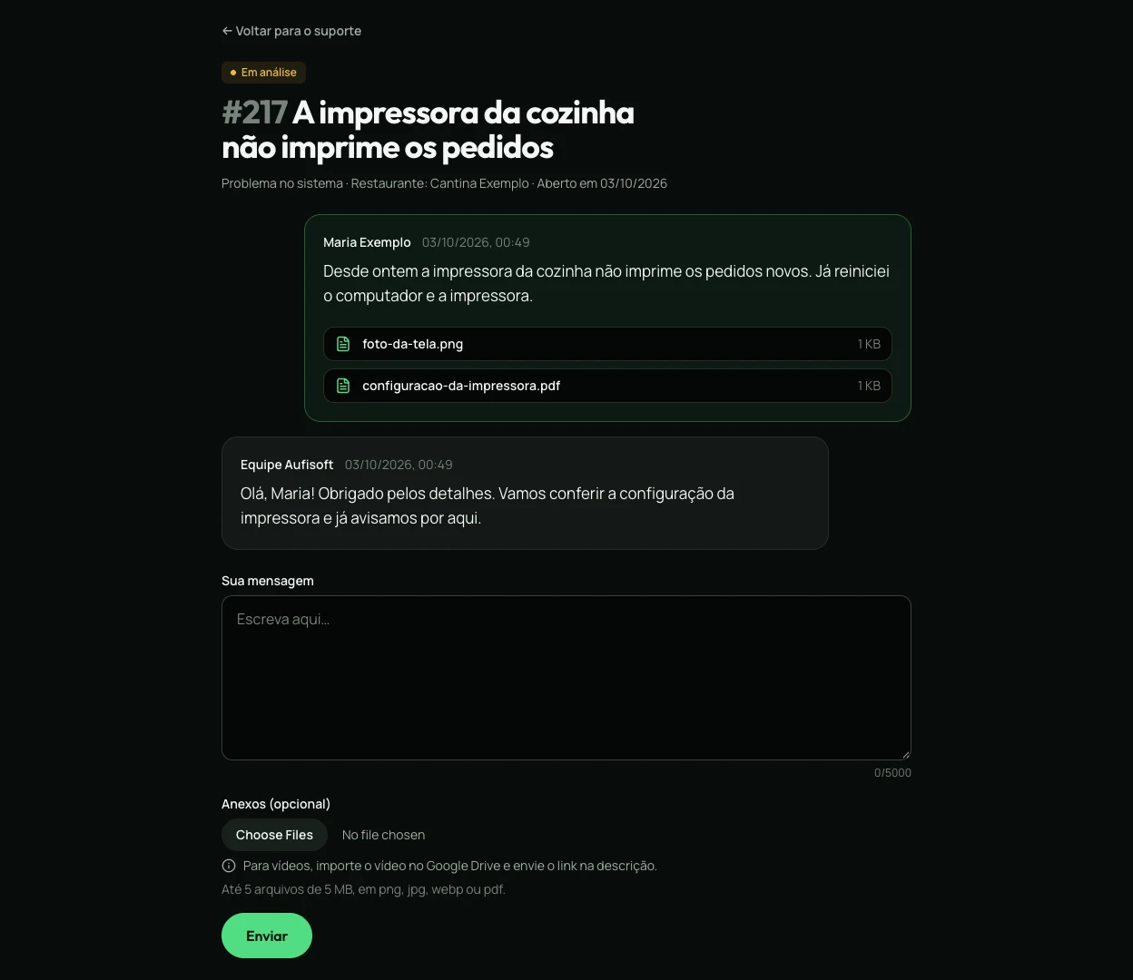 A conversa de um ticket em análise, com a mensagem do cliente, dois anexos e a resposta da Equipe Aufisoft